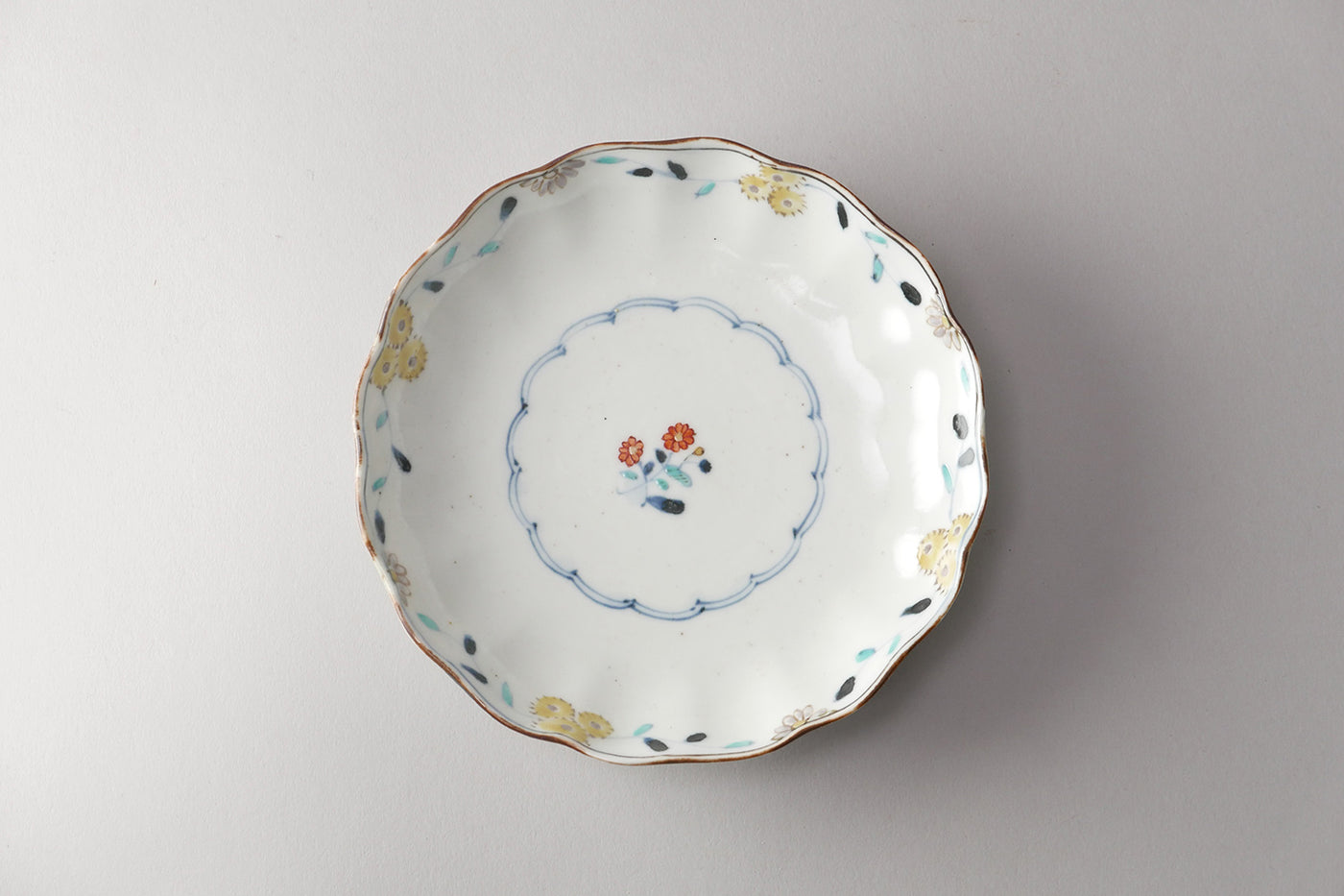色絵花唐草 輪花皿(中) – TOKITOIRO onlineshop