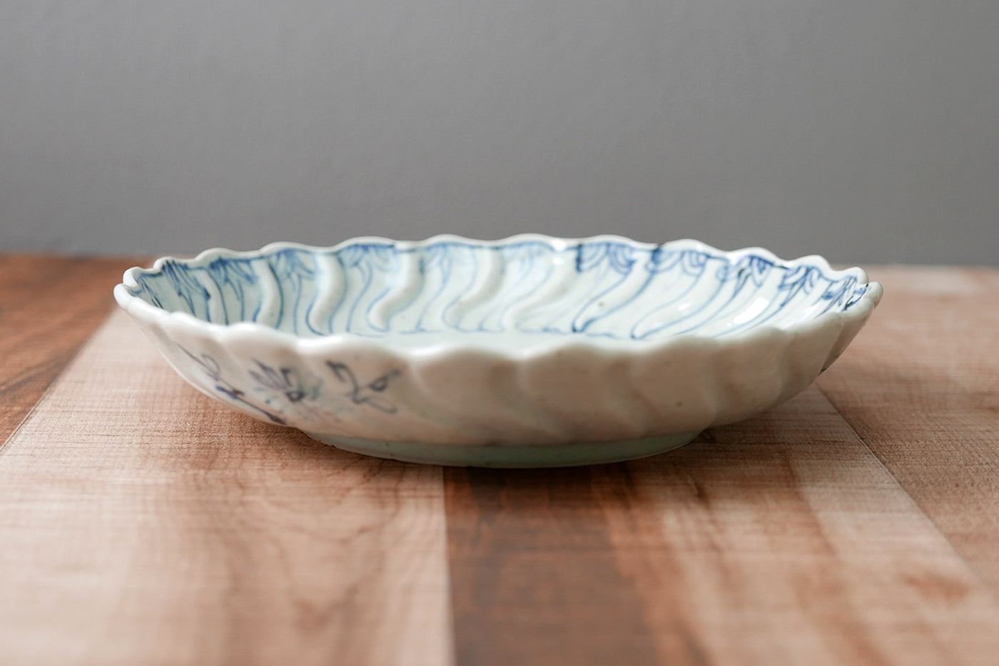 陶器　染付皿 染付唐草濃 深皿 ｜ 有田焼の源右衛門窯公式オンラインショップ