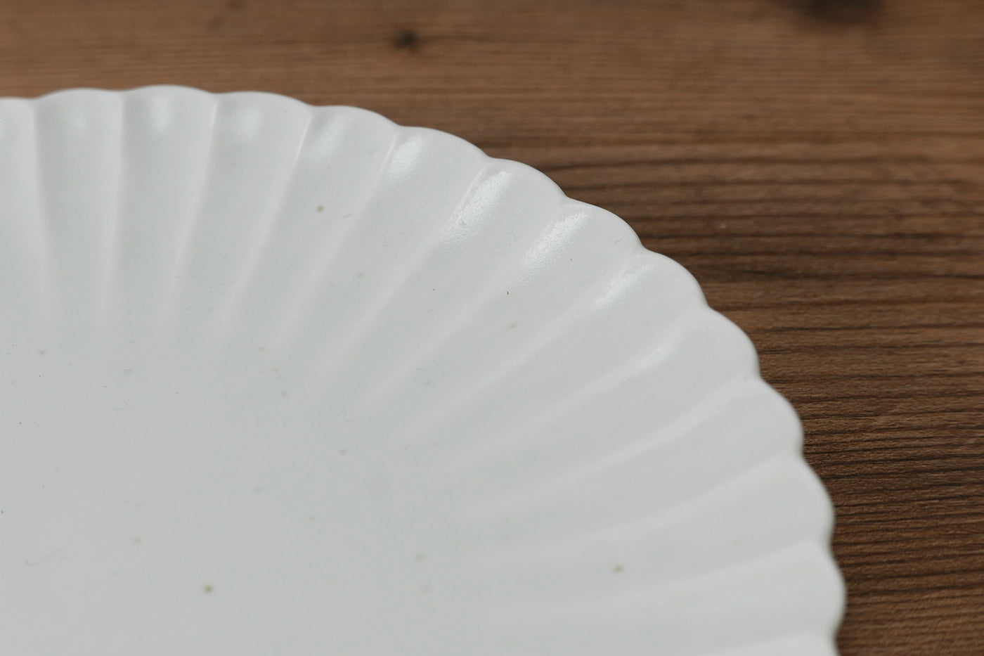 緑白磁菊割皿（大） – TOKITOIRO onlineshop